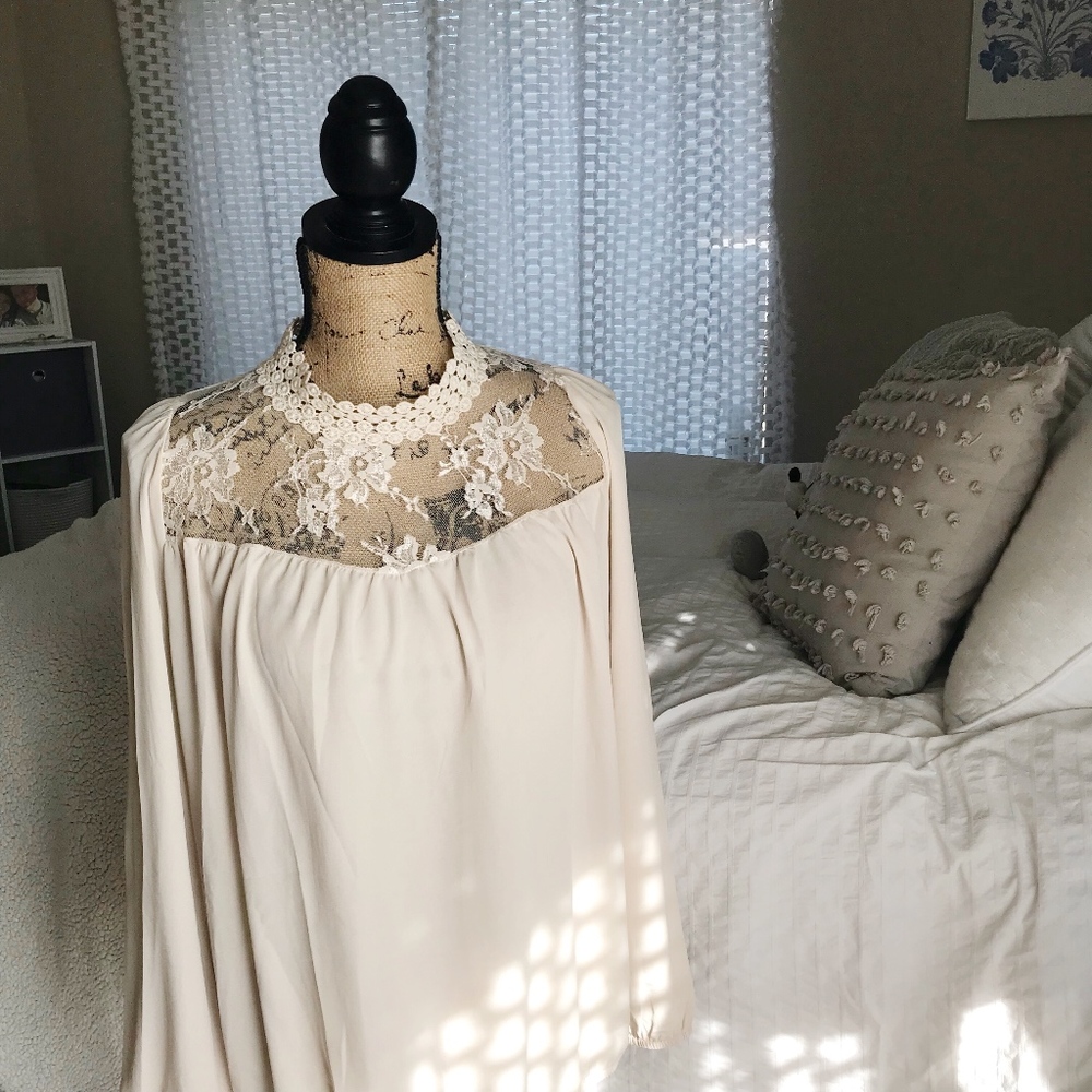 ◦ BCBG MAXAZRIA ◦ Beige lace blouse ✨NWT✨